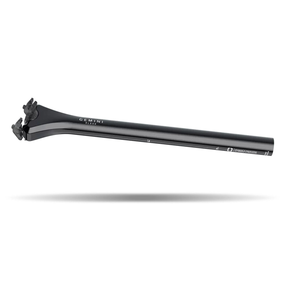 Tija de sillín de carbono Gemini Älsak, poste de asiento ultraligero en acabados mate y brillante sobre fondo gris, ideal para ruta.